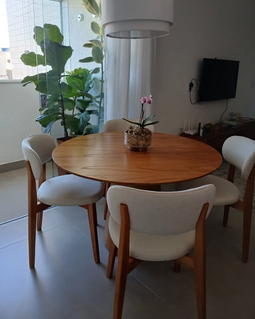 Sala de jantar com mesa redonda e cadeiras Unique